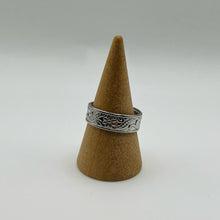 Load image into Gallery viewer, Flower band ring

